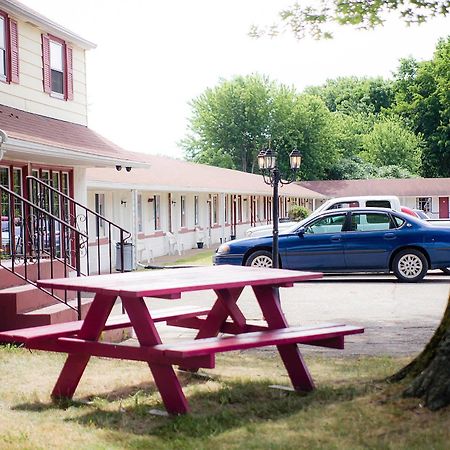 Steelhead Inn Ери Екстериор снимка